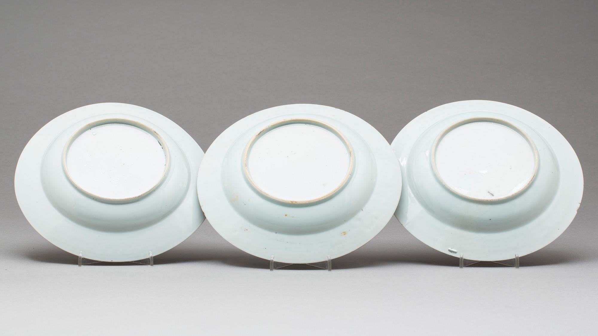 TALLRIKAR, djupa, 3 st, Kina Qianlong (1736-1795), porslin.