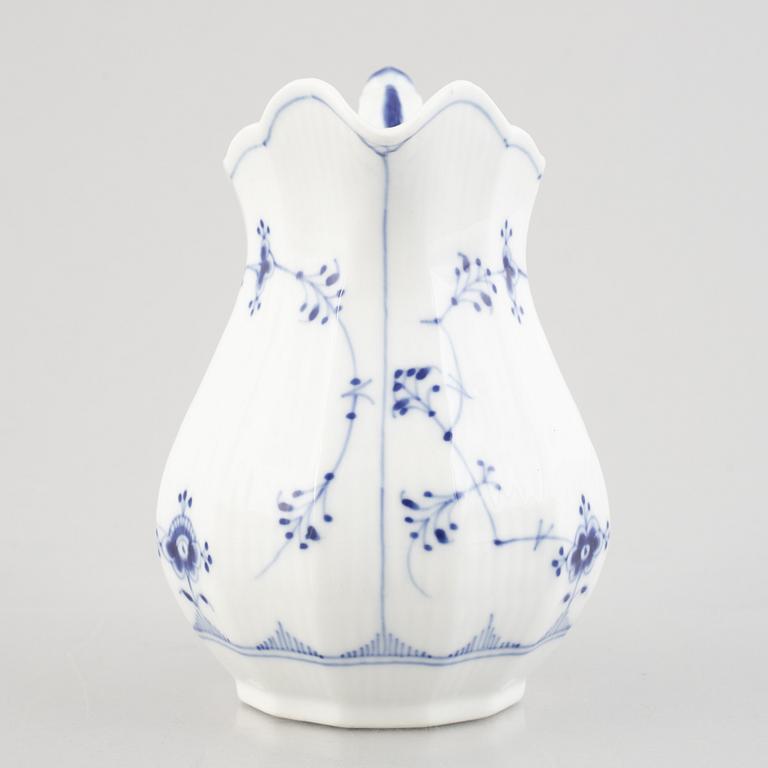 Kanna, porslin, Royal Copenhagen, "Musselmalet", modell 354, 1898-1923.