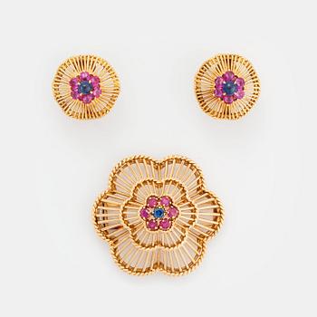 390. A brooch and a pair of earrings in 18K gold set with blue and pink sapphires.