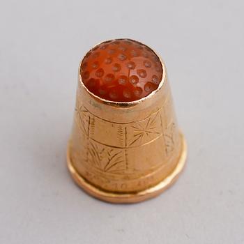 FINGERBORG, 18 k guld, karneol, 1800-talets första hälft. Vikt ca 2 gram.