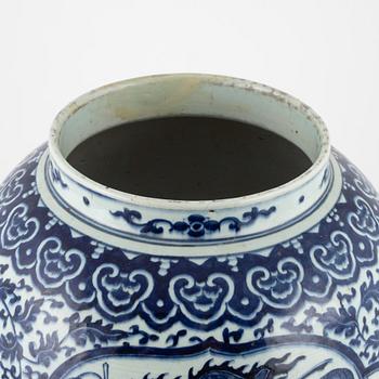 A blue and white vase, late Qing dynasty, circa 1900.