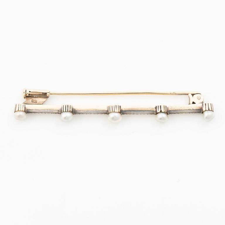 Brooch in 14K gold and silver with bouton pearls.