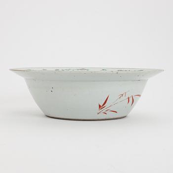 A Chinese famille rose basin, Qing dynasty, 19th century.