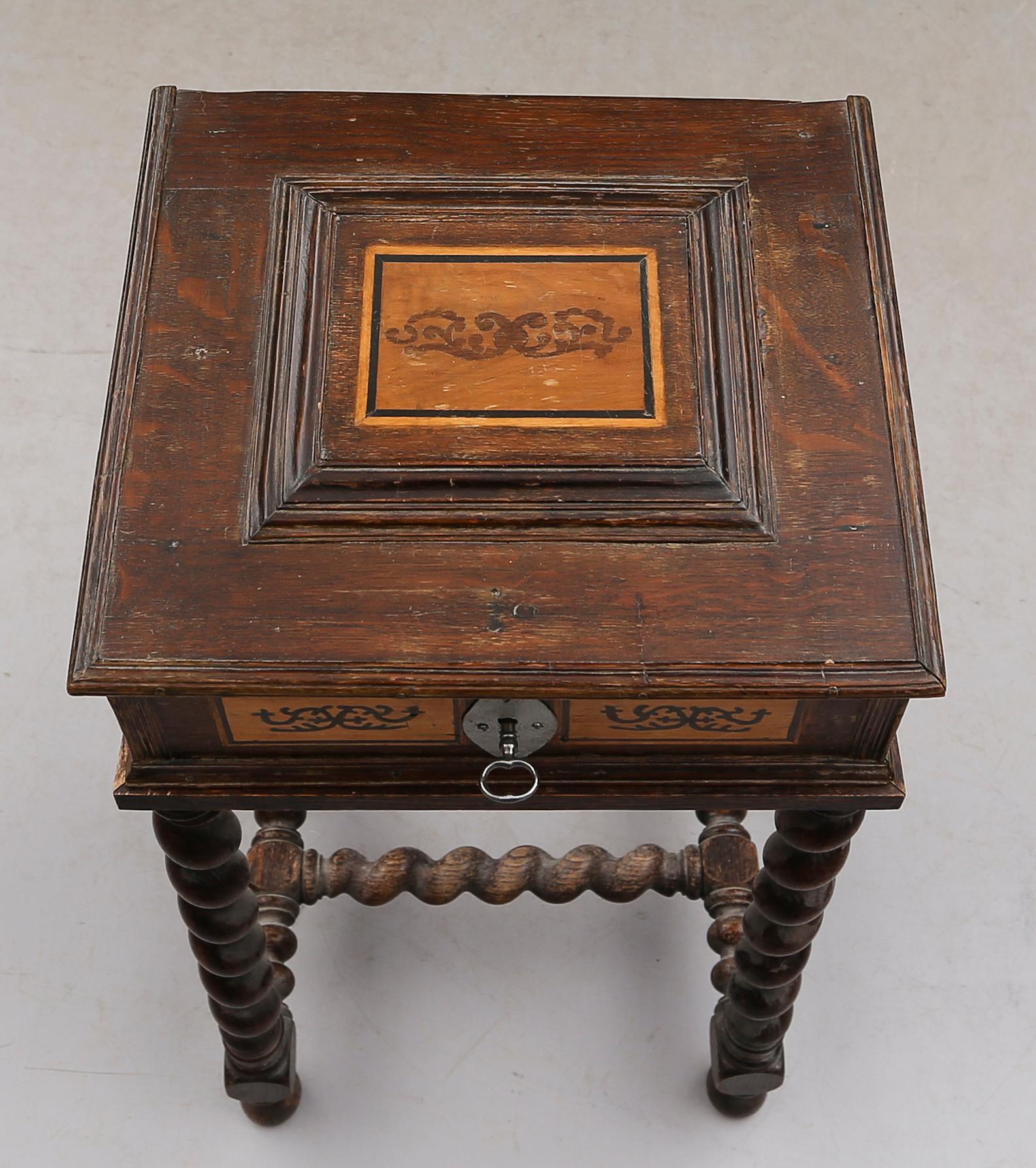 SKRIVSKRIN PÅ STÄLLNING, barock, 1700-tal.