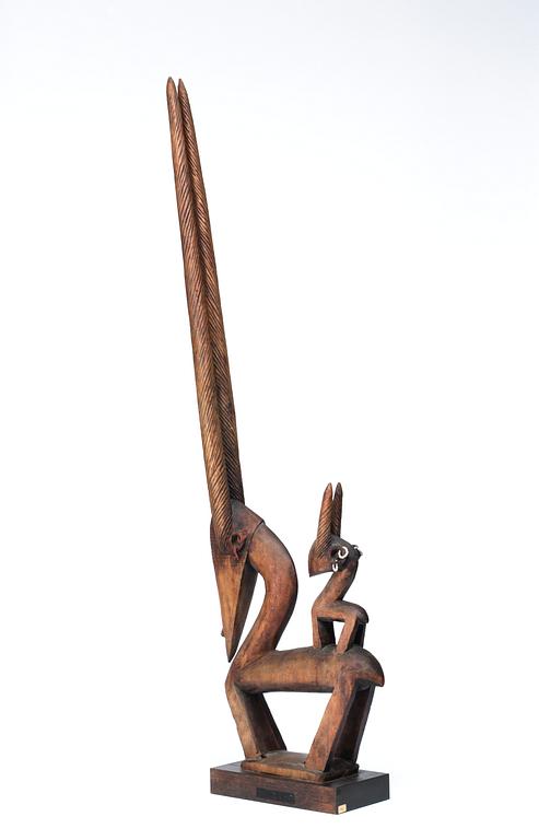 HUVUDPRYDNAD. Tshiwara (stiliserad antilop) - Moderskap. Trä. Bambara-stammen. Mali ca 1940-tal. Höjd 86 cm.