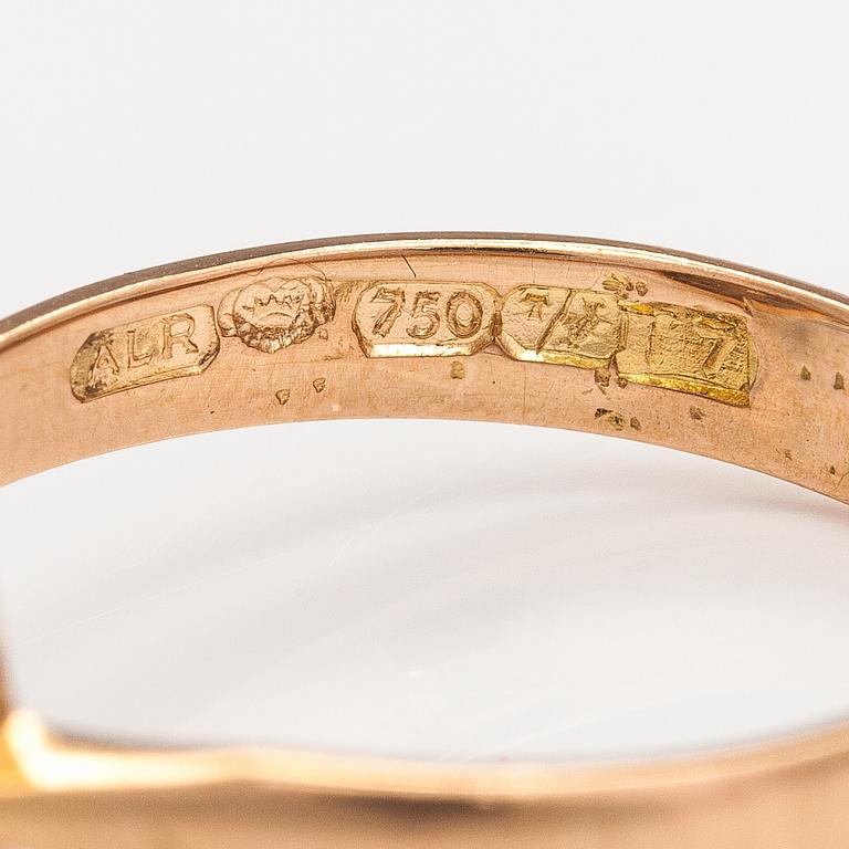An 18K gold ring with diamonds ca. 0.43 ct in total. Aake Lionel Röyskö, Tampere 1971.