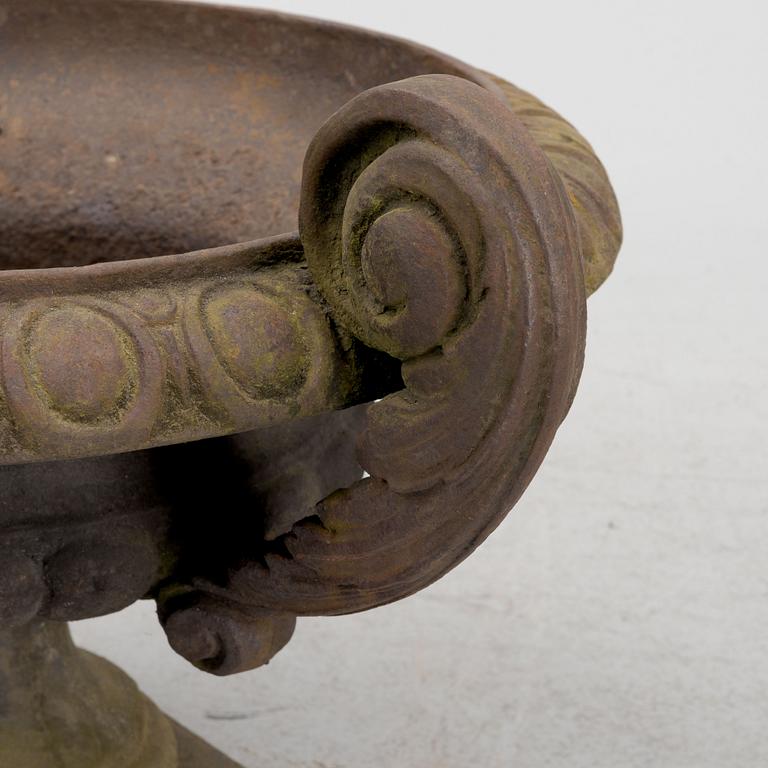 A cast-iron garden urn, early 20th century.