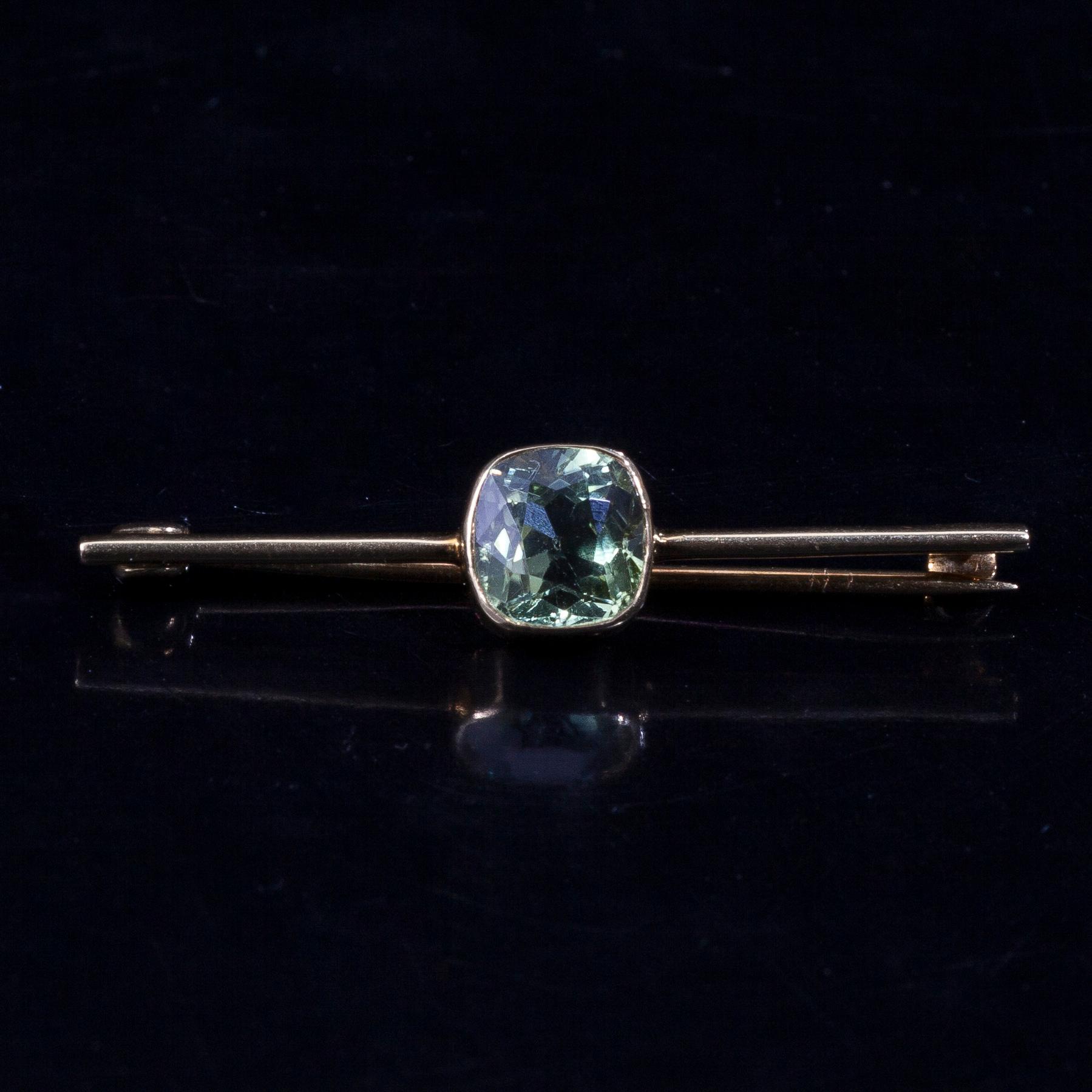 BROSCH, 18K guld med turmalin. Otydliga stämplar, 1900-talets mitt. Vikt 2,4 g.