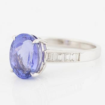 Ring in 18K white gold with tanzanite and baguette-cut diamonds.