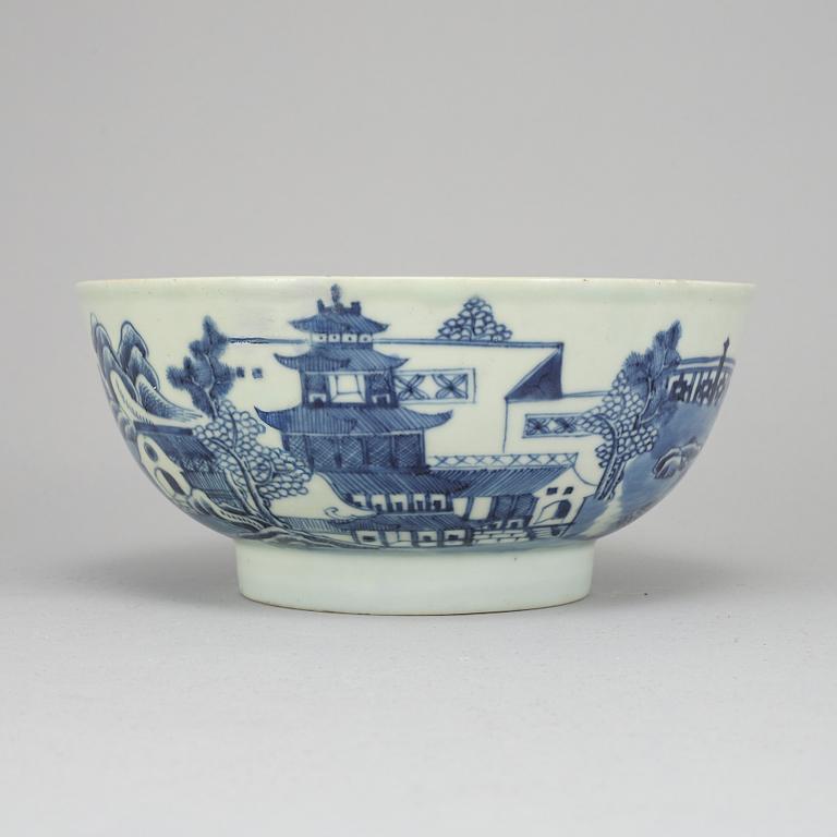 A blue and white bowl, Qing dynasty, Qianlong (1736-95).