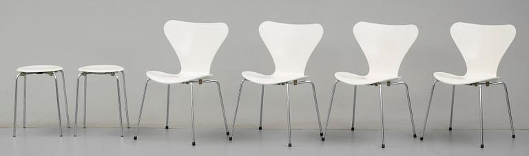 STOLAR, 4 st samt PALLAR, 2 st. "Sjuan". Arne Jacobsen, Fritz Hansen Danmark.