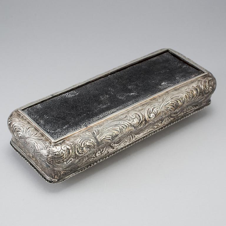 AN ENGLISH VICTORIAN SILVER BOX, London 1887. Weight with loose bottom ca 630 g.