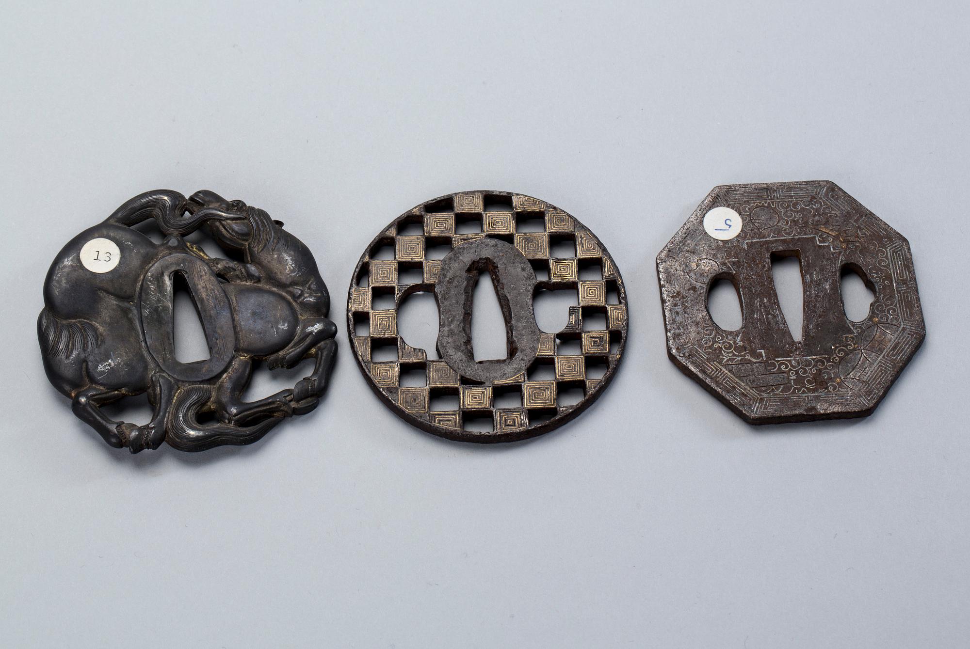 TSUBA, 3 stycken, Japan, brons.
