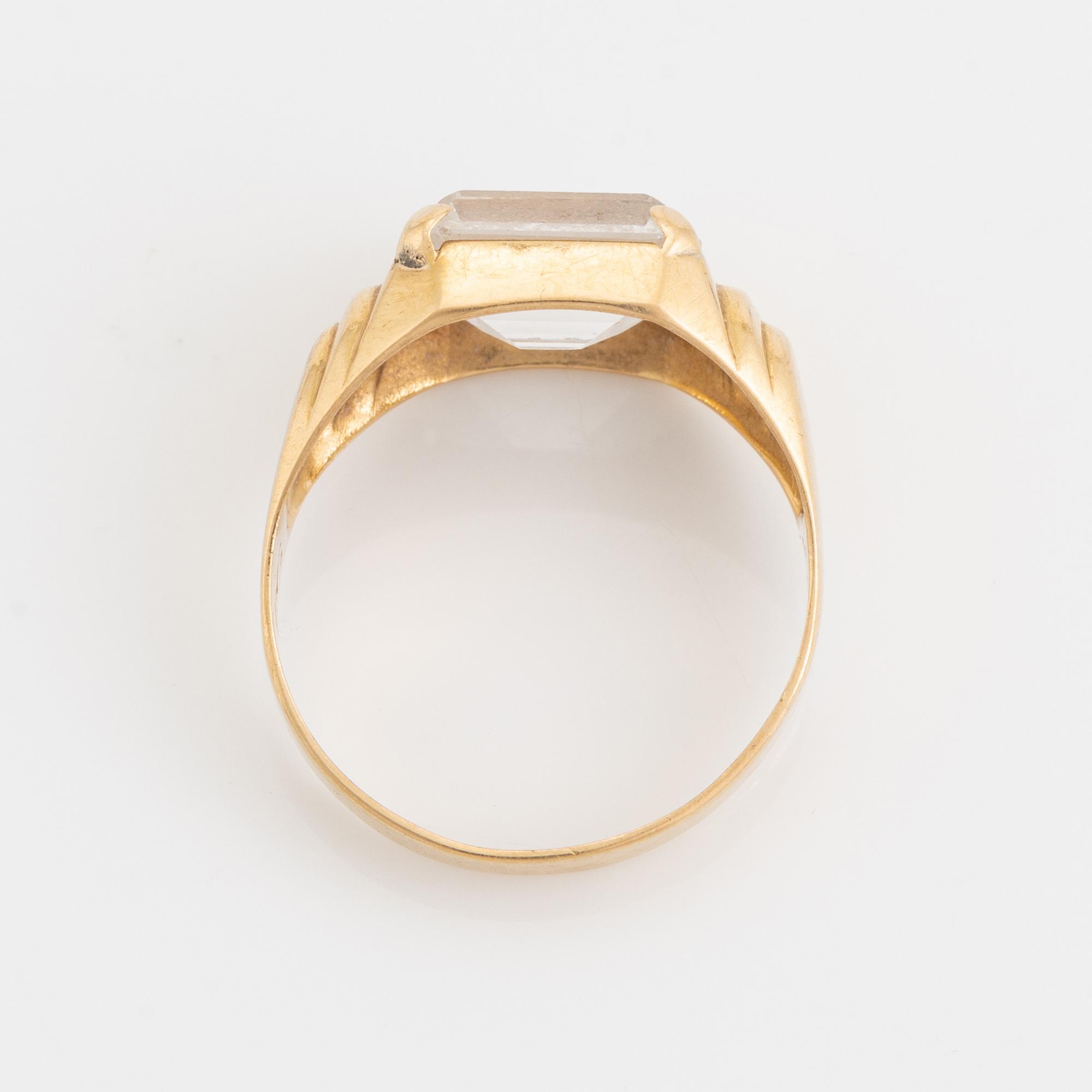 Ring 18K guld med vit syntetisk spinell.