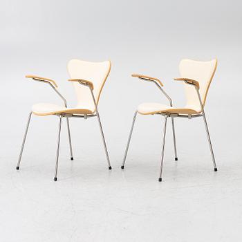 Arne Jacobsen, Armchairs, a pair, “The Seven”, Fritz Hansen, Denmark.
