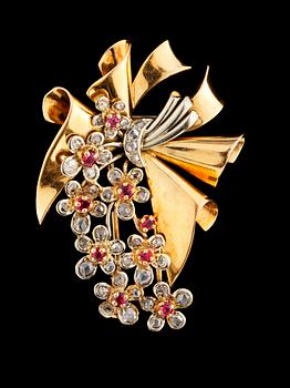 656. BROSCH, rosenslipade diamanter och rubiner, i form av bandrosett med blomster, 1940-tal.