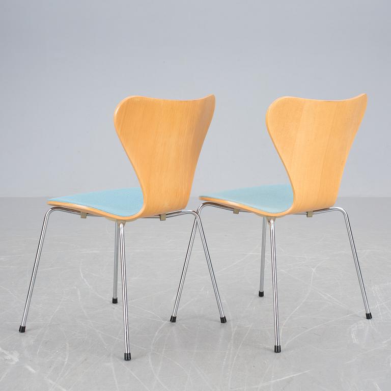 STOLAR, ett par, "Sjuan", Arne Jacobsen, Fritz Hansen, 1900-talets senare del.