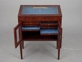 SAMLINGS- / SMYCKESVITRIN, mahogny, sengustaviansk stil, 1800-tal.