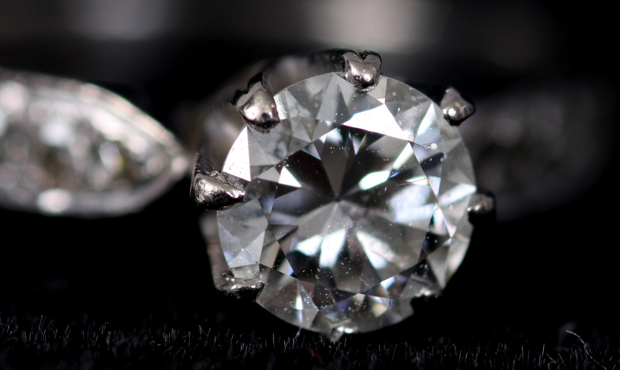 RING, vitguld samt totalt 9 briljantslipade diamanter. Enl inskrip 0.92 ct.