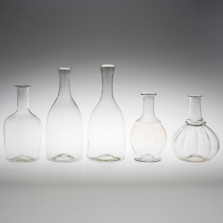 KARAFFER 5 st, glas. Mestadels 1800-tal.
