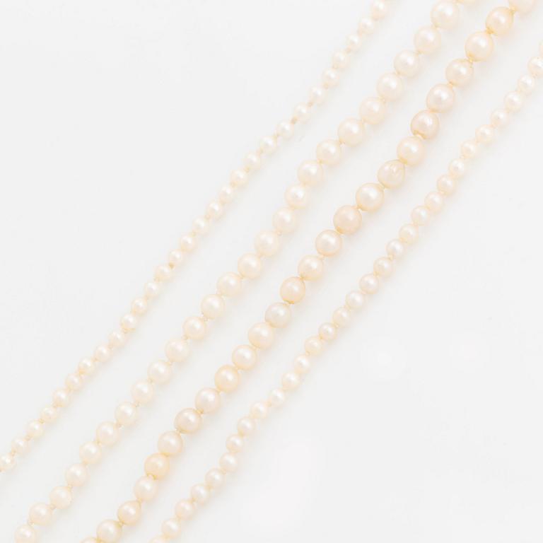 WA Bolin två collier odlade pärlor lås 18K vitguld med runda briljantslipade diamanter och rubiner.