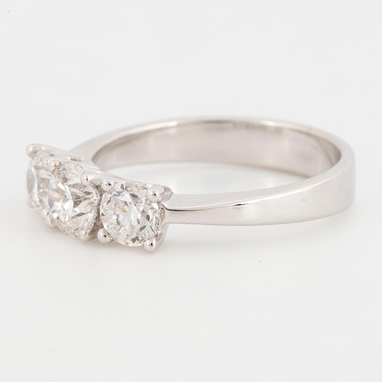 RING, trestensring med briljantslipade diamanter.
