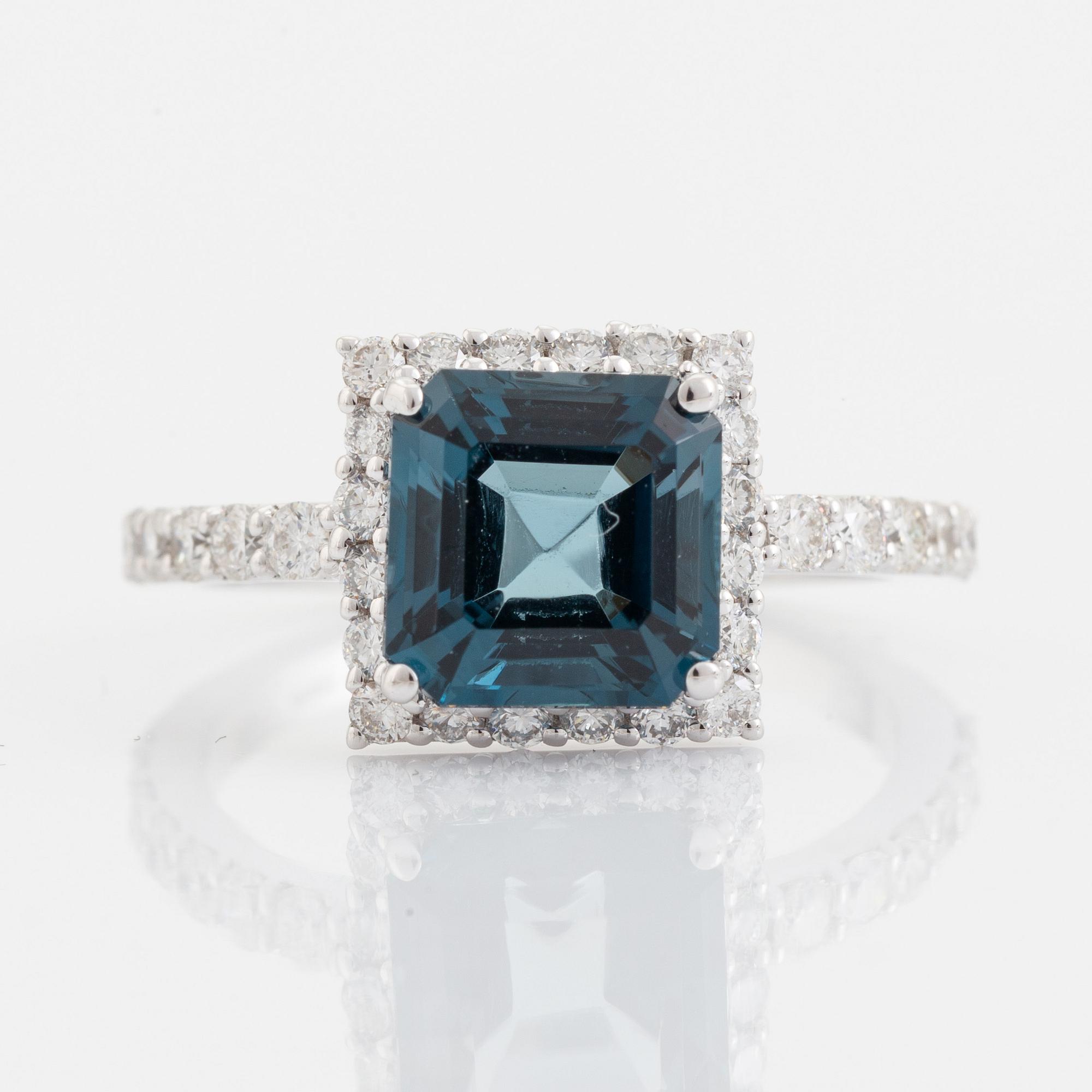 Ring med blå topas och briljantslipade diamanter.