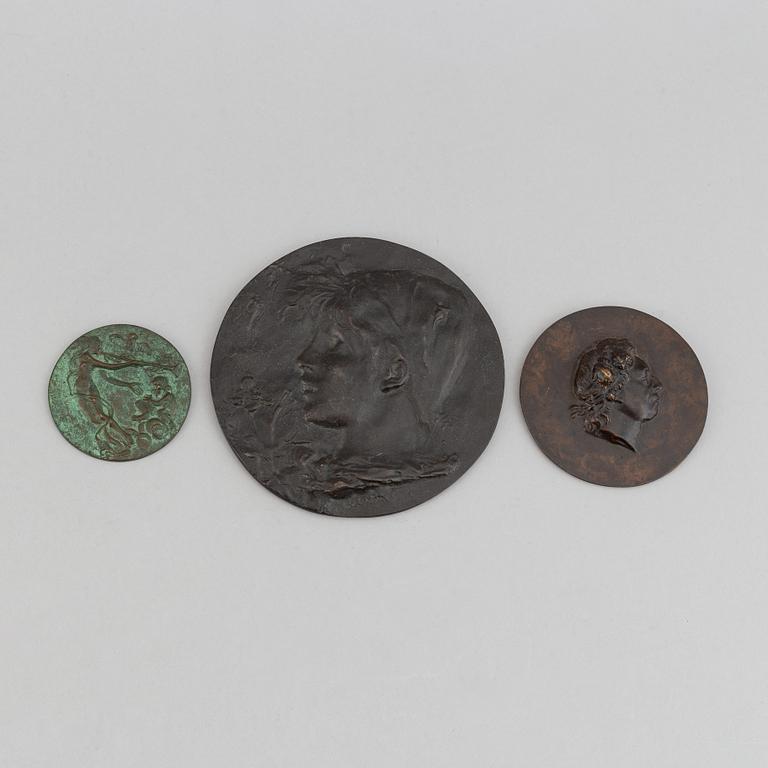 Three Bronze Plaquettes. Diameter 15 cm, 9,5 cm och 7 cm.