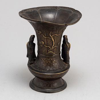 A bronze vase, Qing dynasty, 19th century.