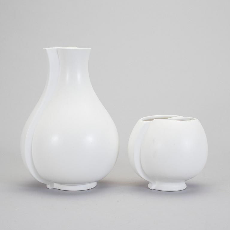 WILHELM KÅGE, vaser, 2 st "Surrea", vit cararragods, Gustavsberg.