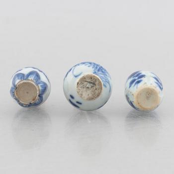 Miniatyrer, sex stycken samt dosa med lock, porslin, Kina,Qingdynastin, delvis Kangxi (1662-1722).