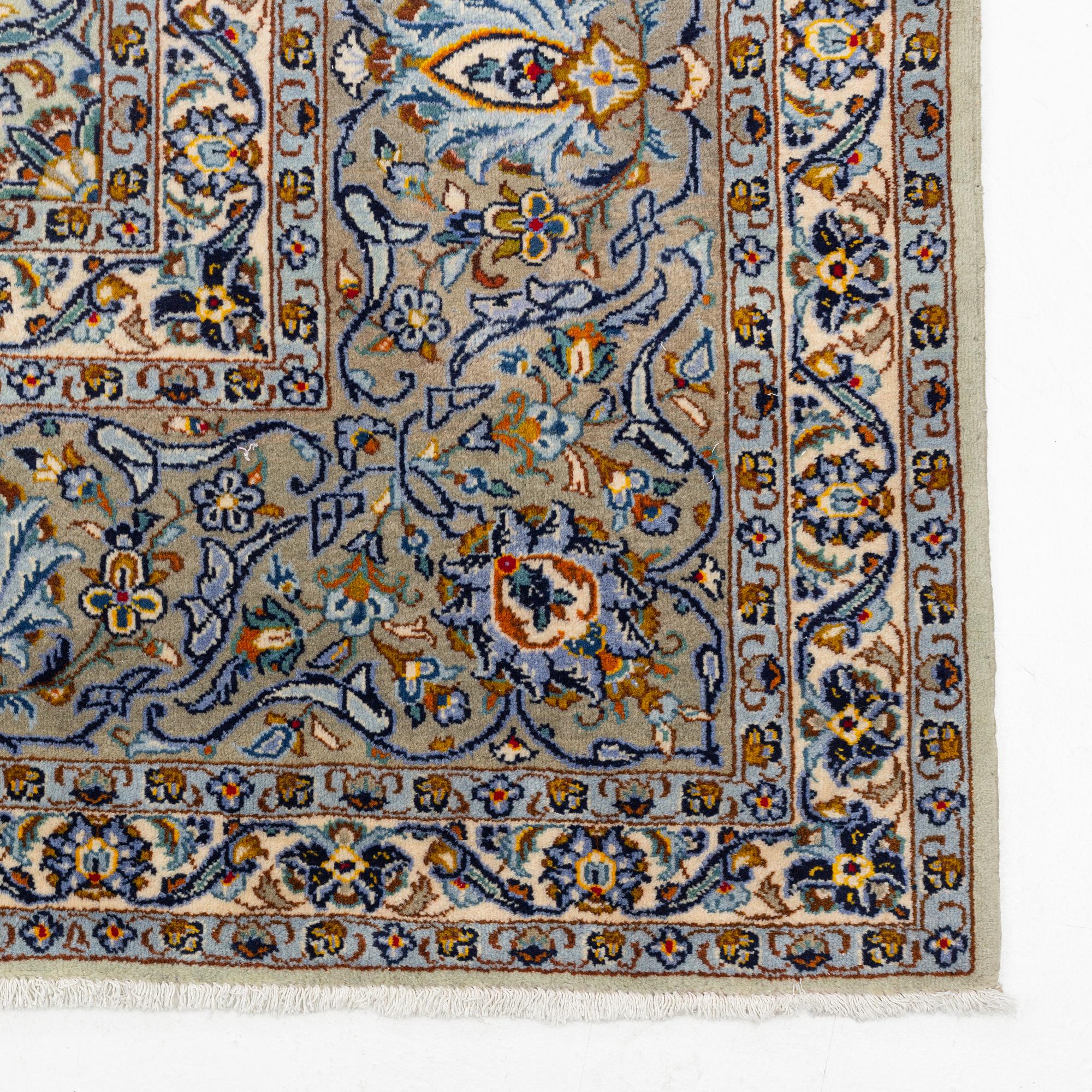 A signed Kashan carpet, approx. 436 x 314 cm.