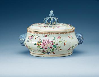 1516. A famille rose tureen with cover, Qing dynasyt, Qianlong (1736-95).