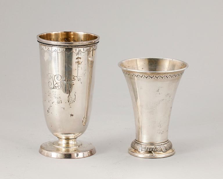 BÄGARE SAMT VAS, silver, CG Hallberg resp GAB, Stockholm 1906 resp 1947. Totalvikt ca 350 gram.