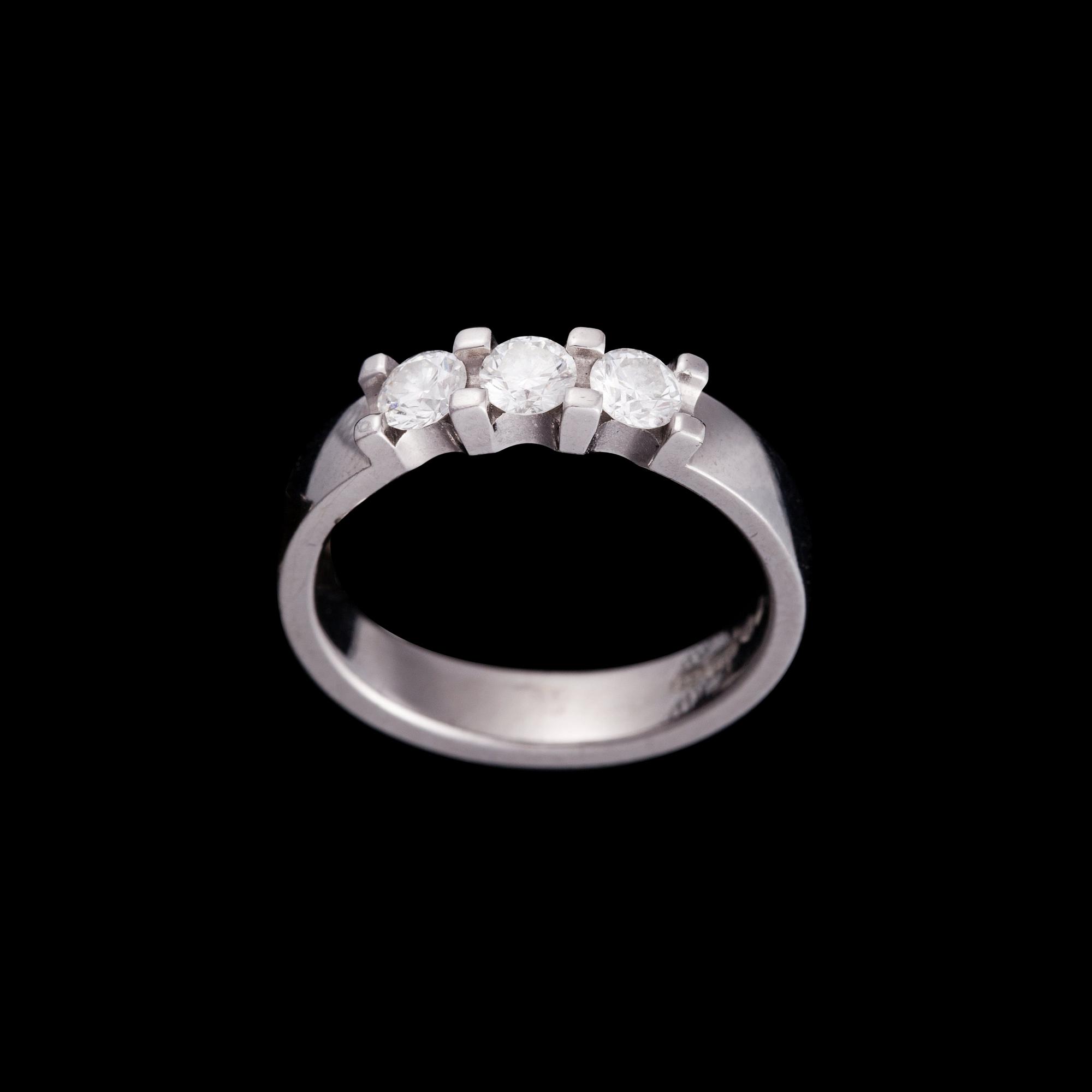 A RING, 18K white gold, diamonds. A. Tillander 2007. Weight c. 5.2 g.