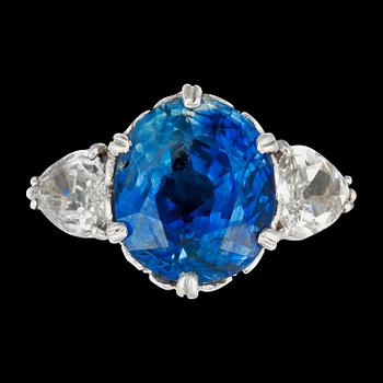 920. RING med obehandlad Ceylon safir 8.14 ct samt droppformade diamanter.