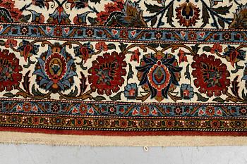 A carpet, semi-antique, ca 314,5 x 218 cm.