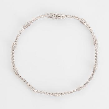 Armband med briljantslipade diamanter.