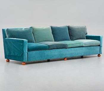 Josef Frank, a sofa model 3031, Firma Svenskt Tenn, 2018.