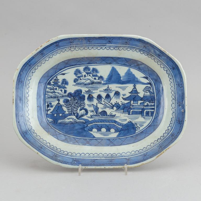 Two blue and white vases and a serving dish, late Qing dynasty, 19th Century.