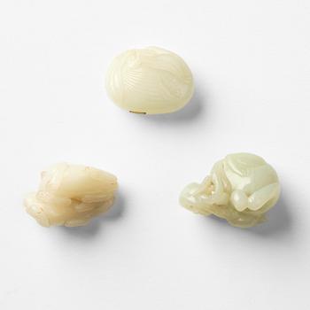 A group of three nephrite sculptures, late Qing dynasty.