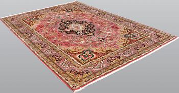 A figural Tabriz carpet, part silk, so-called 50 Radj, c. 290 x 200 cm.