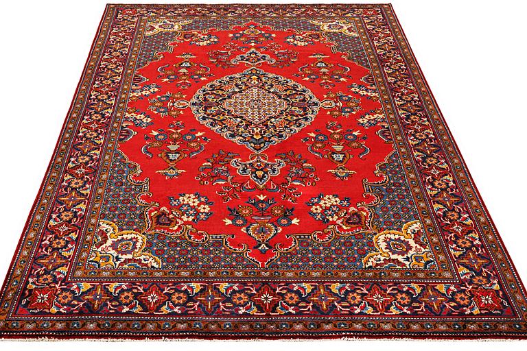 A Persian carpet, ca 326 x 214 cm.