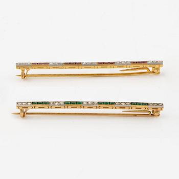 Two brooches in 18K gold and platinum set with step-cut emeralds and rubies and rose-cut diamonds.