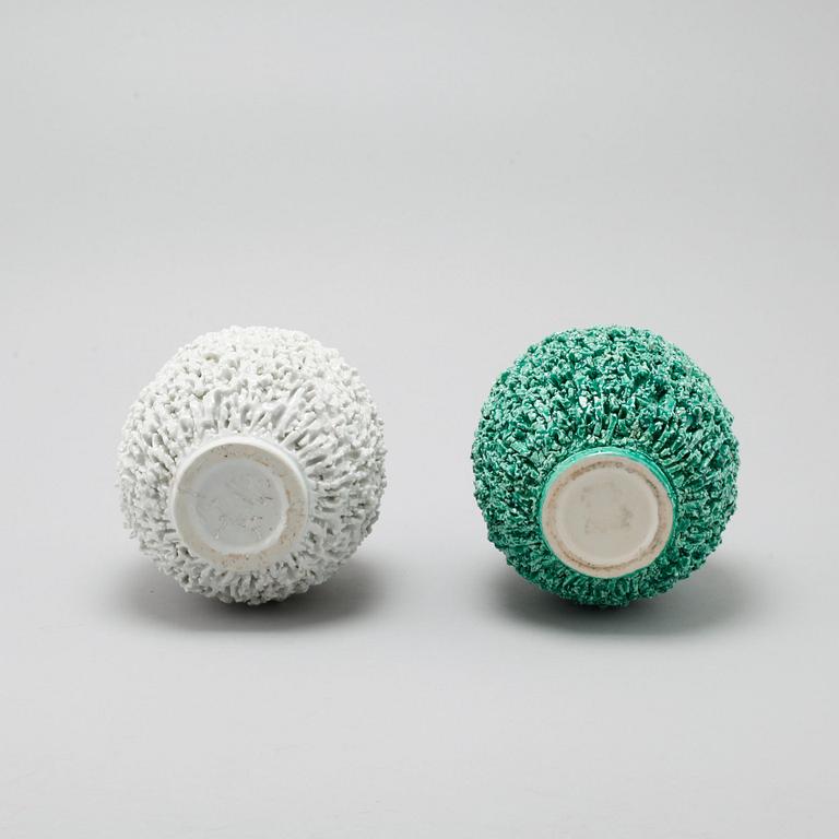 GUNNAR NYLUND, vaser, 2 st, chamotterat stengods, Rörstrand, modellen formgiven 1936.