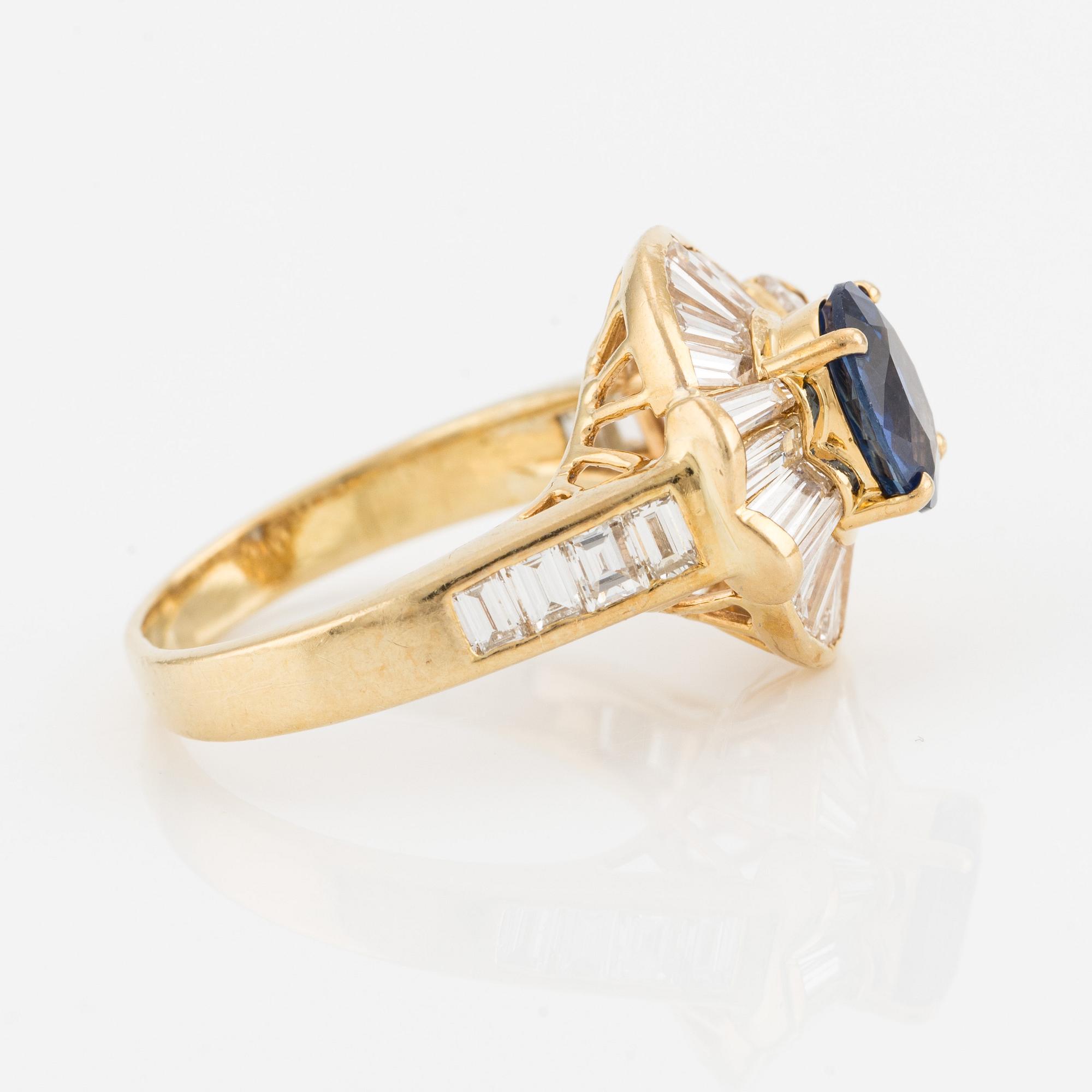 Ring, 18K guld med safir och baguetteslipade diamanter.