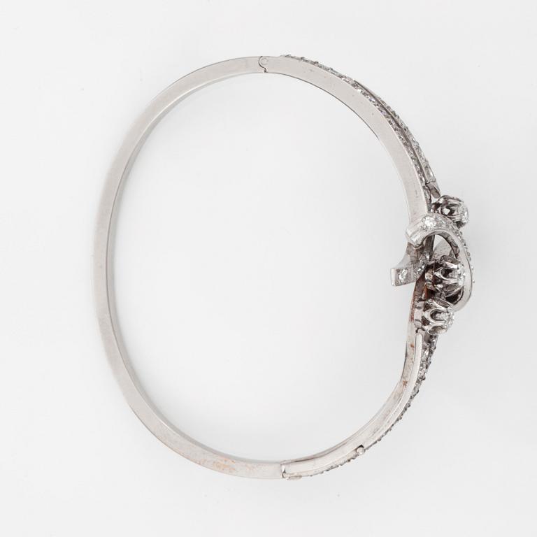 A bracelet with single- and brilliant-cut diamonds. Total carat weight circa 2.70 cts.