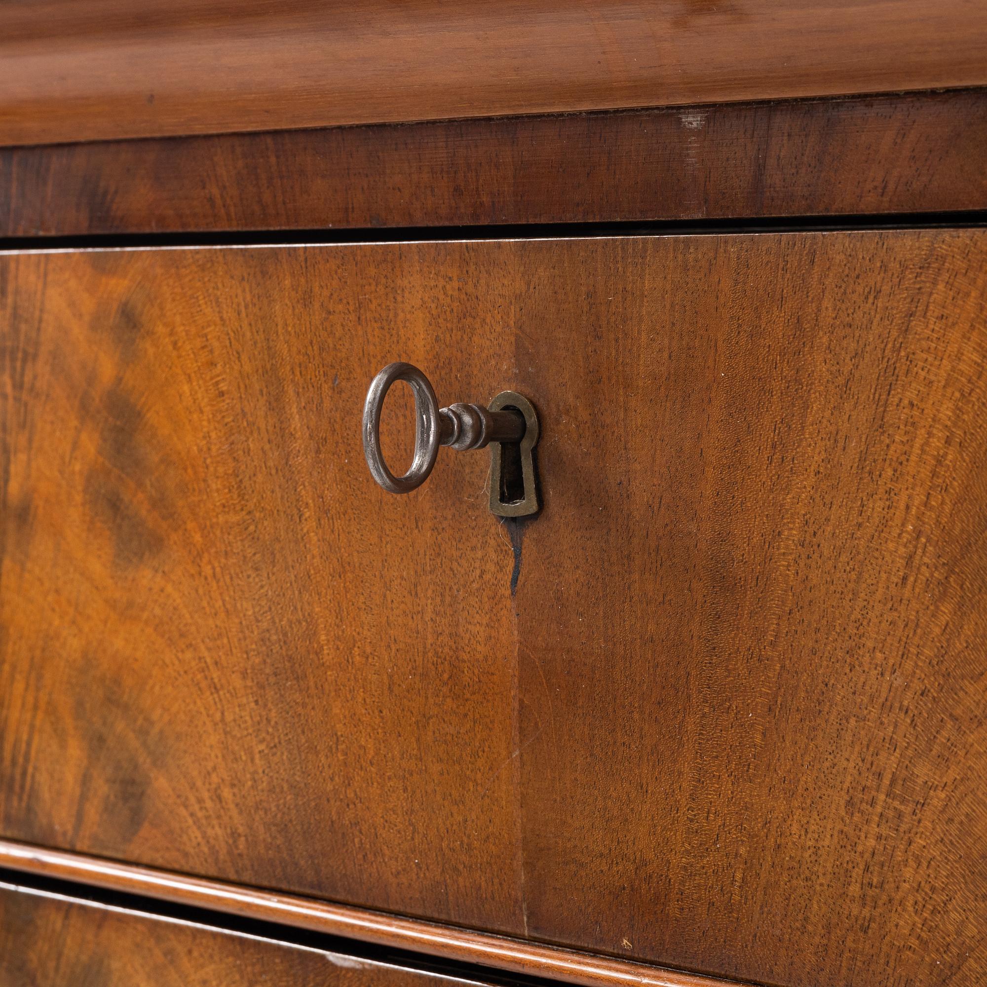 A mahogany veneered chest of drawers, 19th Century.