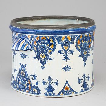 A fayence champagne cooler, 18th century.