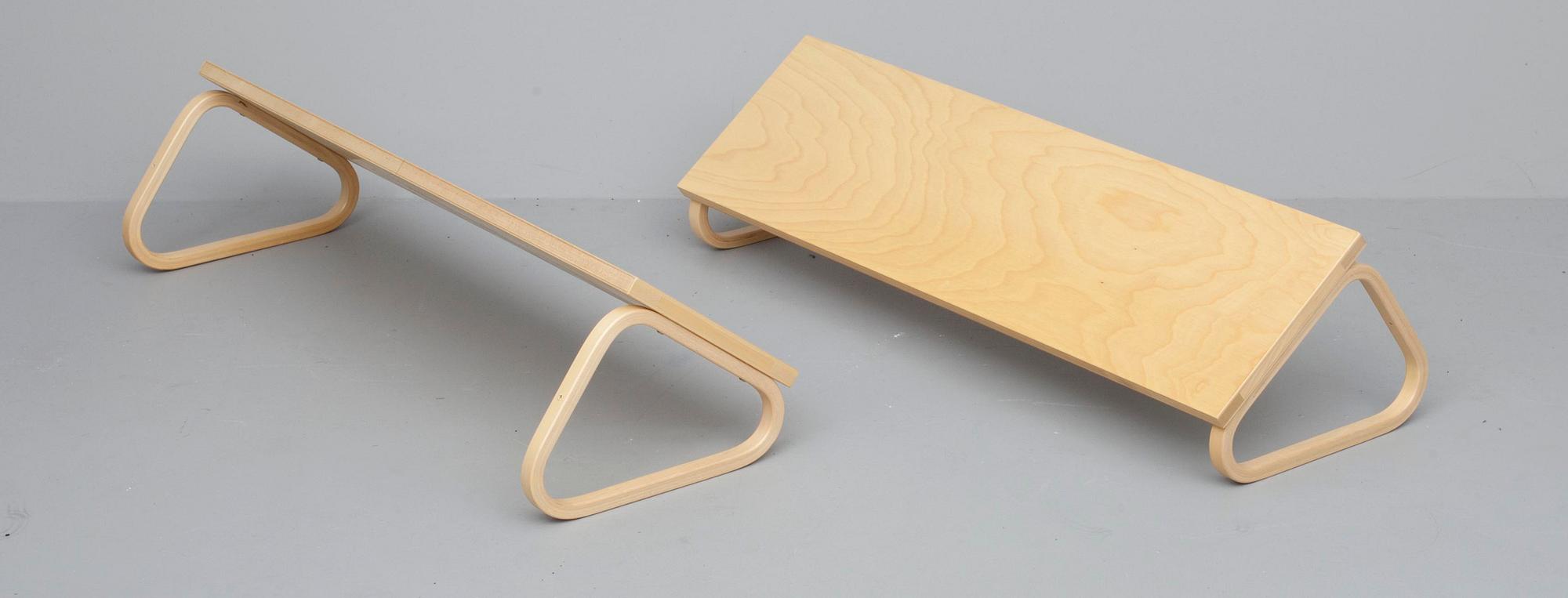 HYLLOR, 2 st, "112 B" Alvar Aalto. Modellen formgiven 1936.